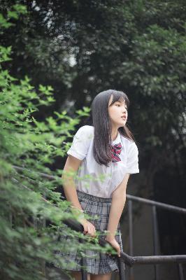 年轻的女孩在办公室推荐香水